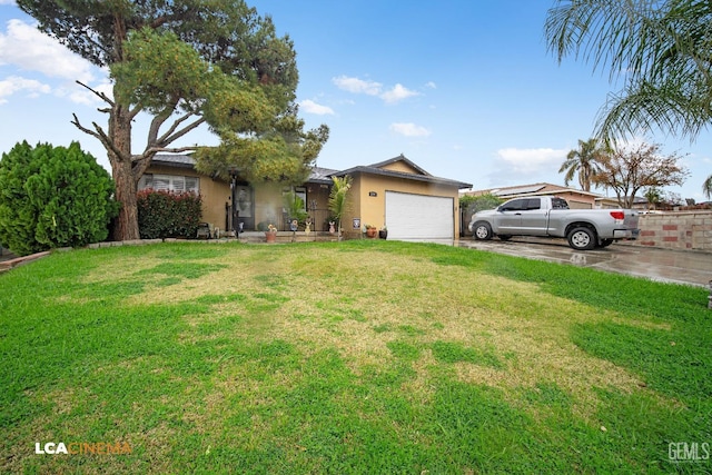 view of front of house featuring a garage, stucco siding, driveway, and a front yard