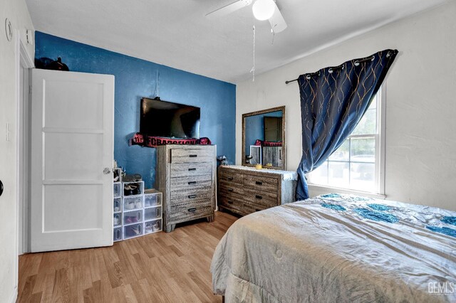 1504 Stockton Ave, Bakersfield, CA 93308 - bedroom with wood finished floors and a ceiling fan