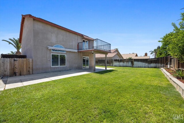 4312 Rio Viejo Dr, Bakersfield, CA 93313 - back of house featuring a fenced backyard, a yard, and a balcony