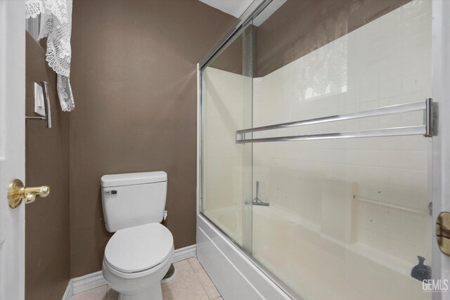 4312 Rio Viejo Dr, Bakersfield, CA 93313 - bathroom featuring tile patterned floors, baseboards, enclosed tub / shower combo, and toilet