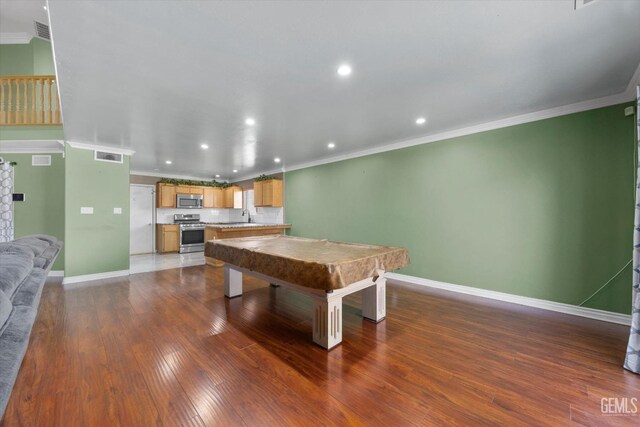 4312 Rio Viejo Dr, Bakersfield, CA 93313 - rec room with crown molding, a sink, dark wood finished floors, baseboards, and visible vents