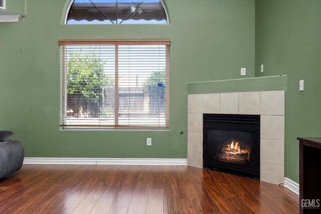 4312 Rio Viejo Dr, Bakersfield, CA 93313 - living room featuring a fireplace, wood finished floors, and baseboards