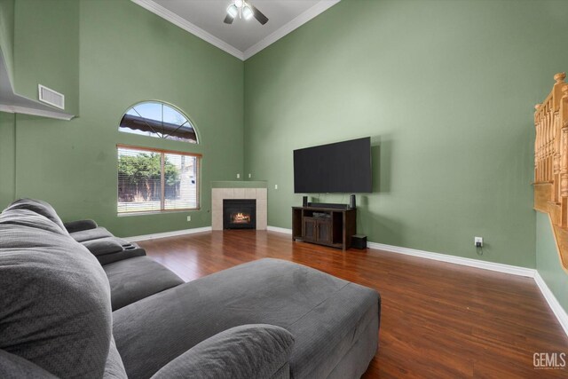 4312 Rio Viejo Dr, Bakersfield, CA 93313 - living area with a towering ceiling, wood finished floors, visible vents, ornamental molding, and ceiling fan