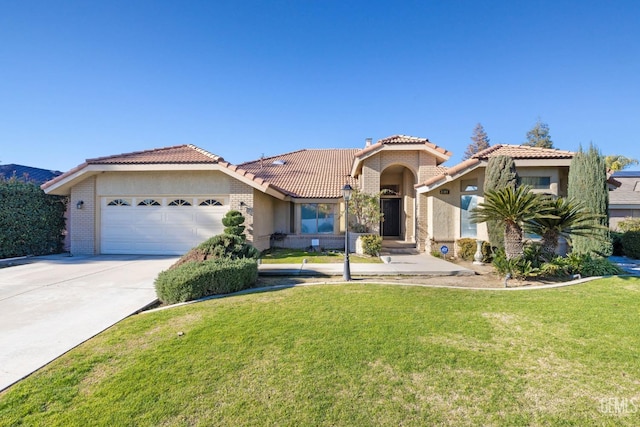 view of front facade with a garage and a front yard