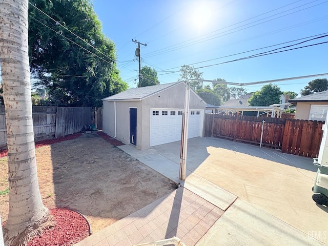 2711 Hubbard St, Bakersfield, CA 93301 - detached garage featuring fence