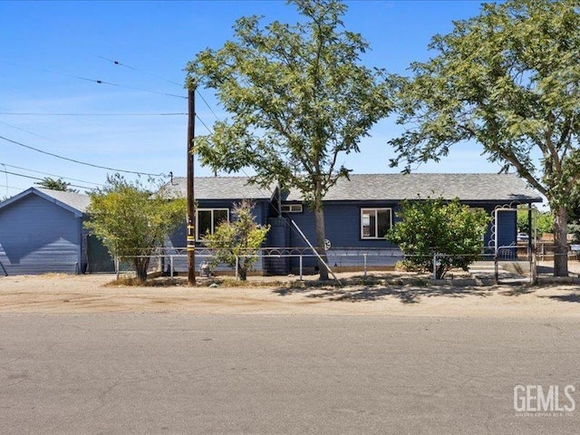 801 Fillmore St, Taft, CA 93268 - ranch-style home featuring a fenced front yard