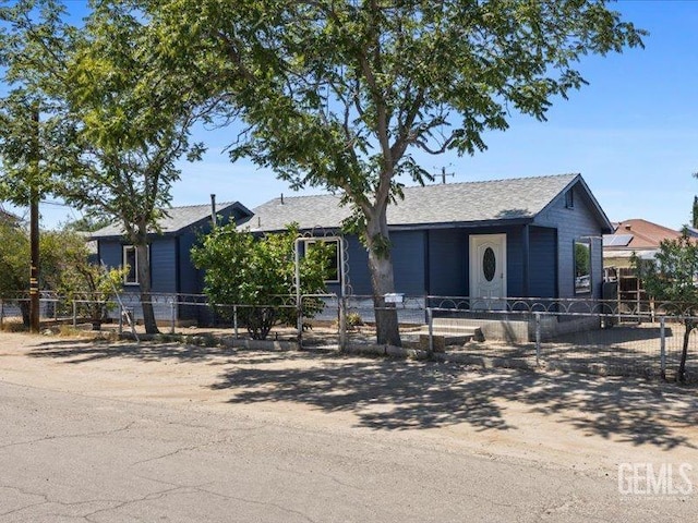 801 Fillmore St, Taft, CA 93268 - ranch-style home with a fenced front yard