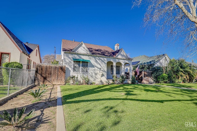 view of front of house with a front lawn, a porch, fence, and stucco siding