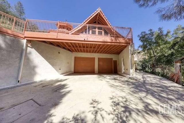 view of front facade with a garage