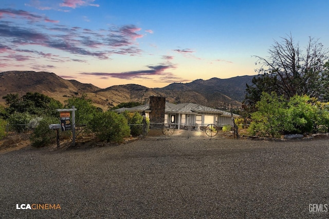 view of front of property featuring a mountain view