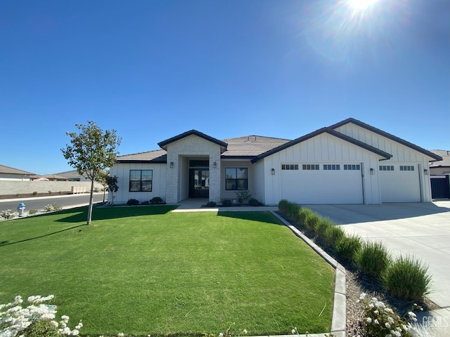 view of front of property featuring a front yard and a garage