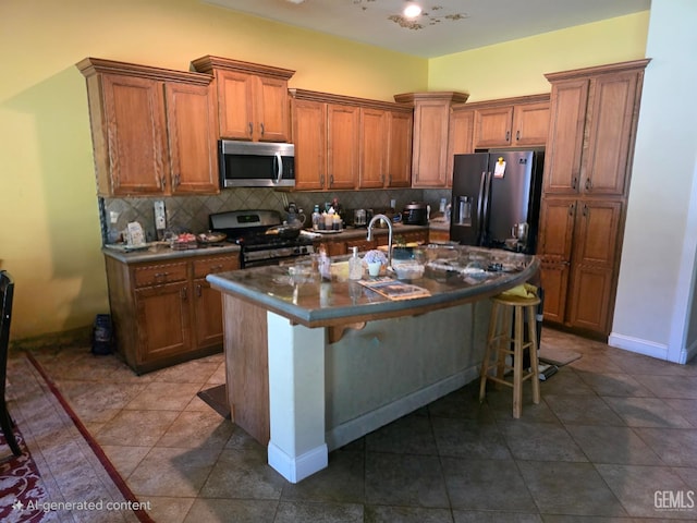 10302 Willow Bend Ct, Bakersfield, CA 93312 - kitchen featuring stainless steel appliances, dark countertops, tasteful backsplash, an island with sink, and a kitchen breakfast bar