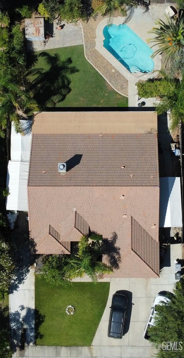10302 Willow Bend Ct, Bakersfield, CA 93312 - aerial view of property and surrounding area featuring a pool