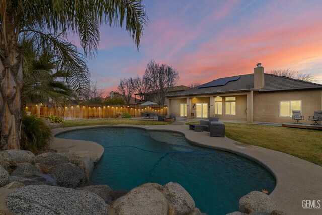 view of front facade featuring a front lawn and a garage