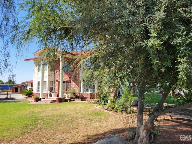 view of front of house featuring a front yard