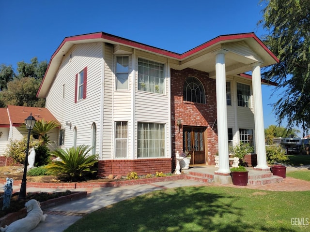 view of front facade featuring a front yard