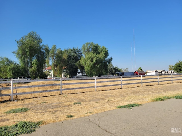 view of yard featuring a rural view