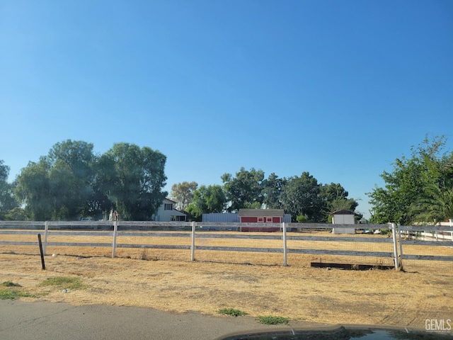 view of yard featuring a rural view