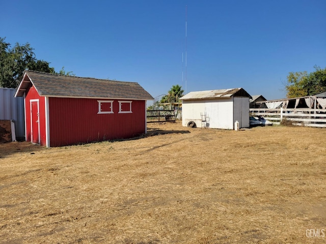 view of yard featuring an outdoor structure