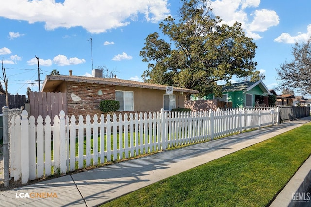 single story home with a front lawn