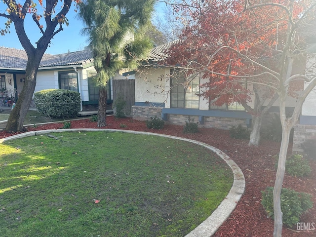 view of front of property featuring a front yard