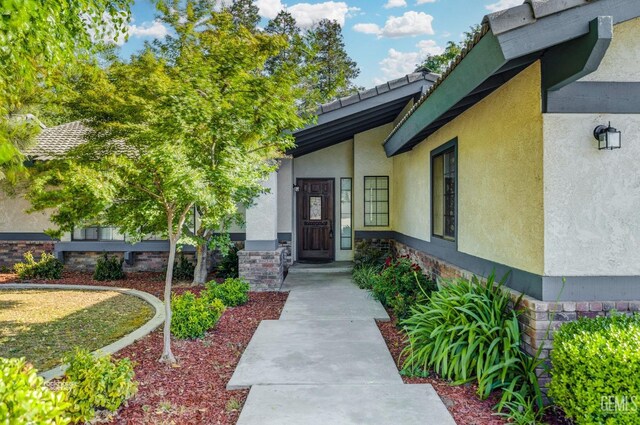 7205 Bandolero Way, Bakersfield, CA 93308 - doorway to property featuring stucco siding