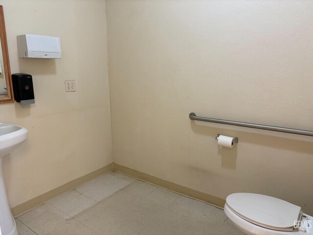 267 Cedar Ave, Earlimart, CA 93219 - half bathroom with baseboards and toilet
