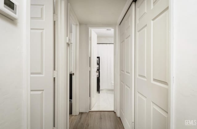 2513 Pinon Springs Cir, Bakersfield, CA 93309 - corridor featuring light wood-style floors