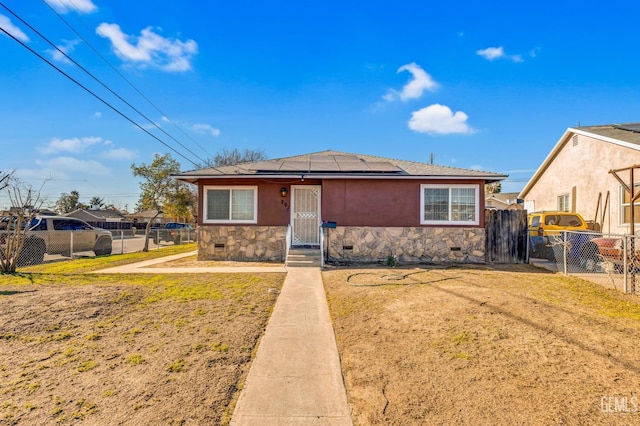 view of front of property featuring a front yard