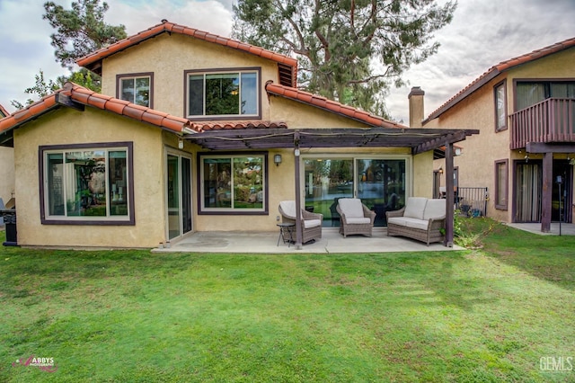 rear view of house featuring outdoor lounge area, a yard, stucco siding, a pergola, and a patio area