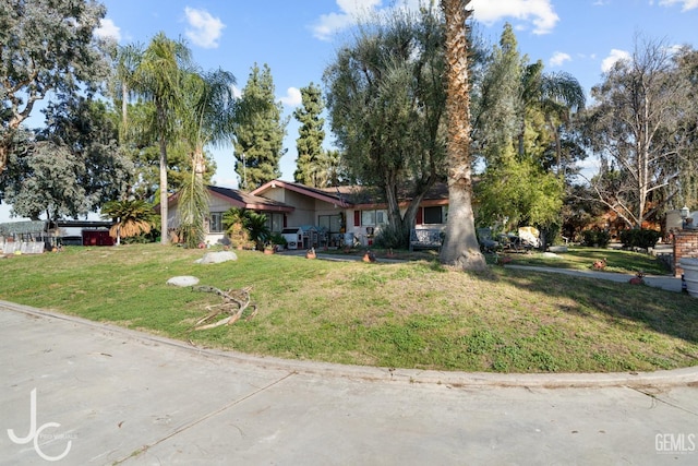 11800 Snow Rd, Bakersfield, CA 93314 - single story home featuring a front yard