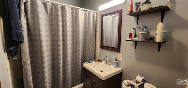 3871 W 109th St Unit 1, Inglewood, CA 90303 - full bathroom featuring vanity and a shower with curtain
