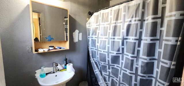 3871 W 109th St Unit 1, Inglewood, CA 90303 - bathroom featuring a sink, a textured wall, and curtained shower