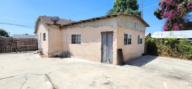 3871 W 109th St Unit 1, Inglewood, CA 90303 - view of side of home featuring stucco siding, a patio area, and fence