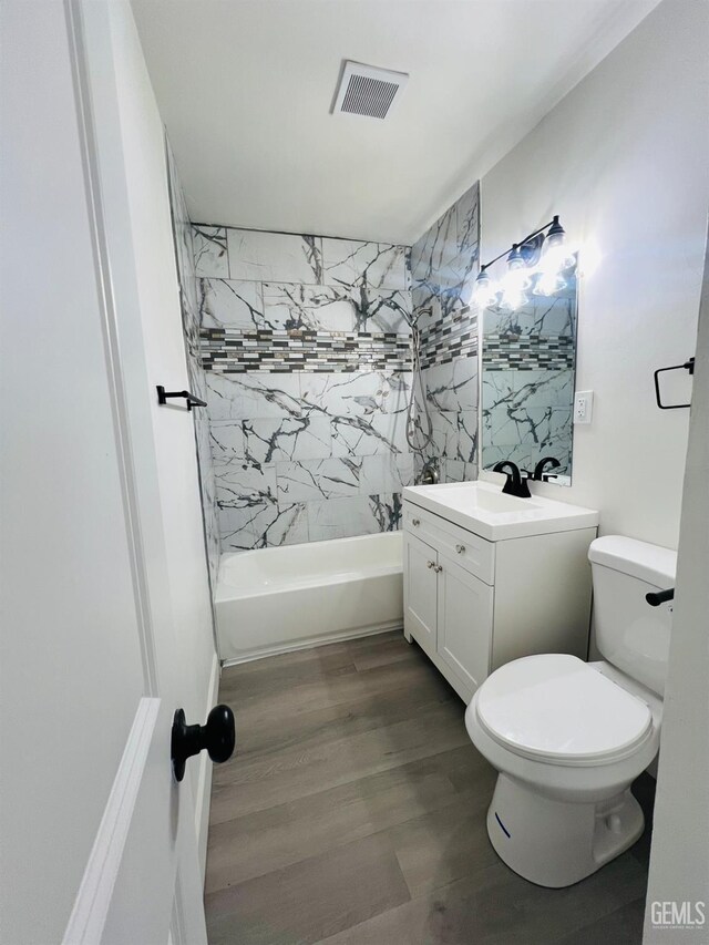 spare room featuring ceiling fan and carpet flooring