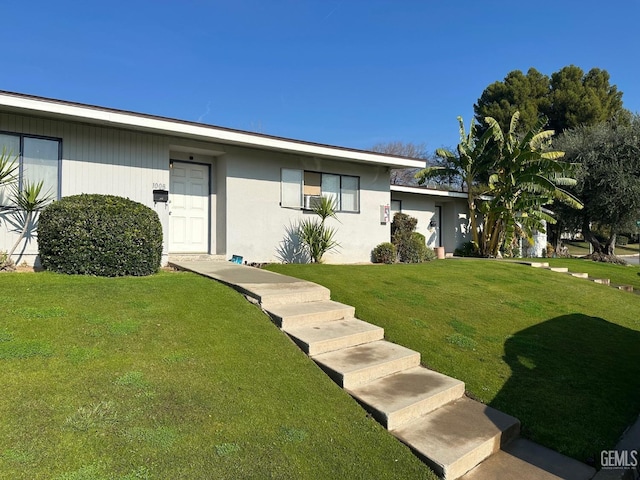 view of front of house with a front lawn