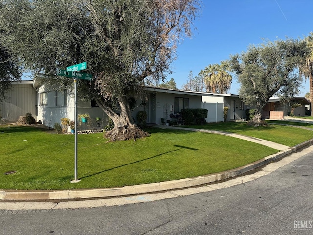 ranch-style house featuring a front yard