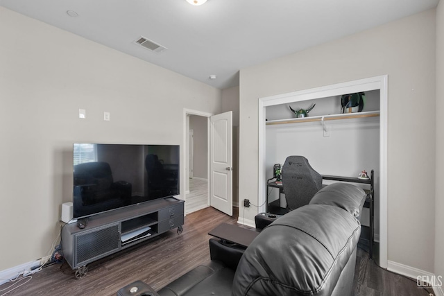 8610 Kowa St, Bakersfield, CA 93314 - living room featuring wood finished floors and baseboards