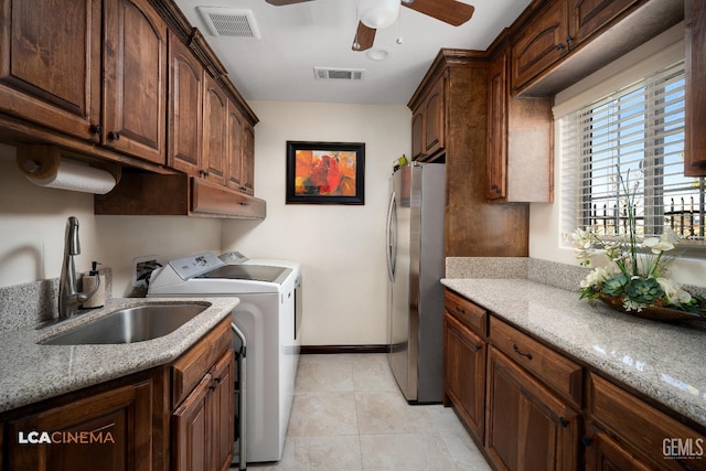 laundry room featuring independent washer and dryer, a sink, visible vents, and ceiling fan