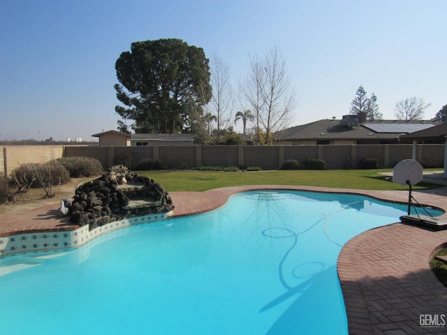 view of swimming pool featuring a lawn