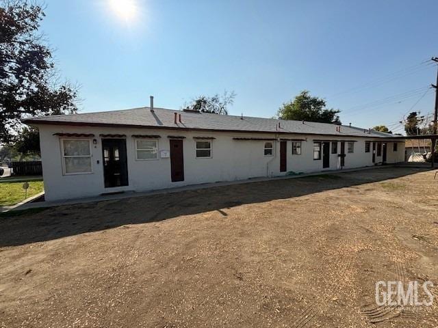 single story home with a front yard