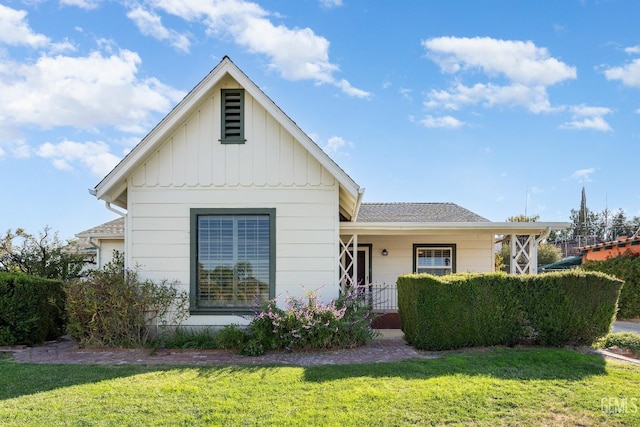 view of front of property with a front yard