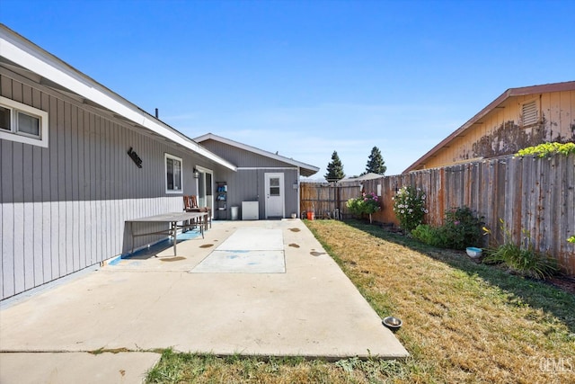 21633 Golden Hills Blvd, Tehachapi, CA 93561 - fenced backyard with a patio