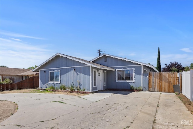21633 Golden Hills Blvd, Tehachapi, CA 93561 - bungalow-style home with concrete driveway