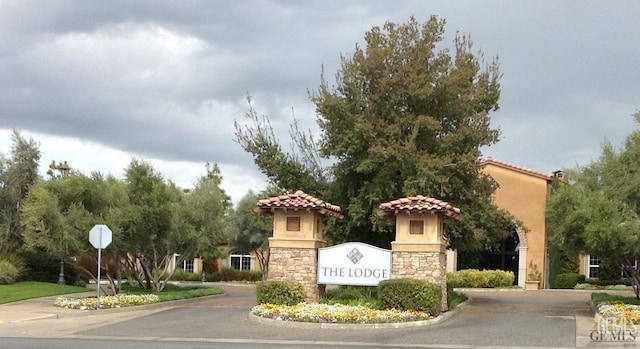 view of community / neighborhood sign