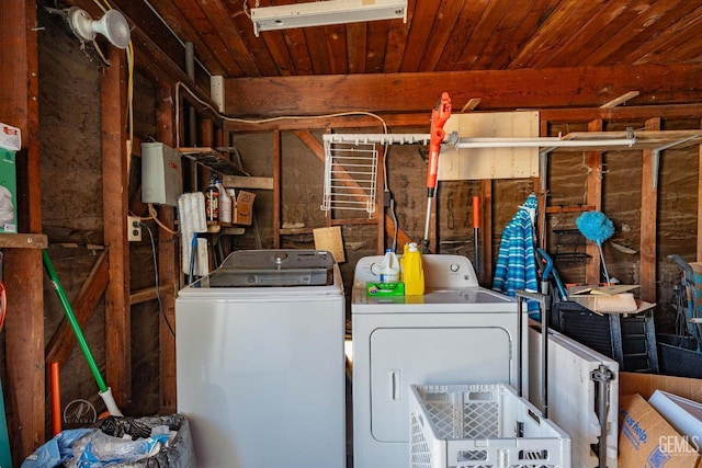 washroom with laundry area, wood ceiling, and independent washer and dryer