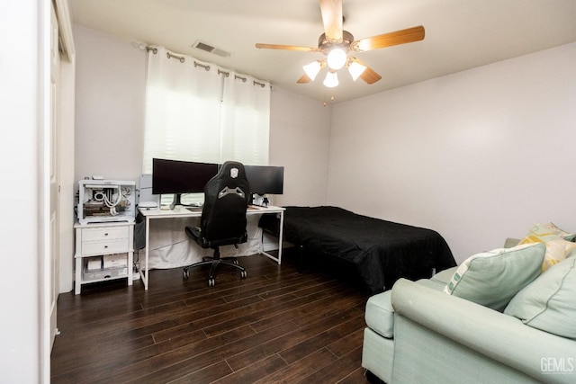 bedroom featuring ceiling fan