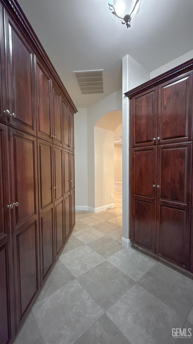 3006 Springbank Ct, Bakersfield, CA 93311 - hall featuring arched walkways and baseboards