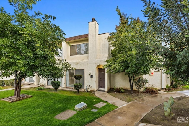 view of front of property featuring a front yard