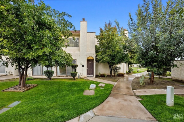 view of front of property featuring a front yard